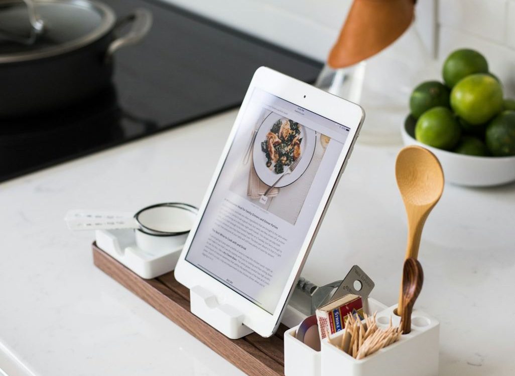 Application de suivi nutritionnel sur tablette en cuisine