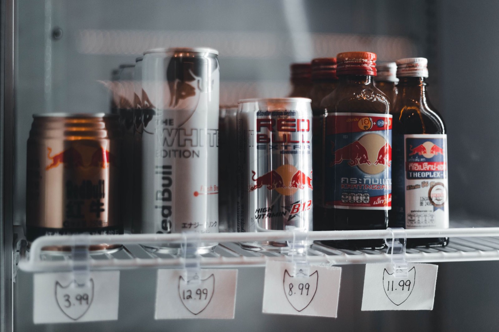 Étiquette nutritionnelle en gros plan montrant la teneur en caféine et en sucre