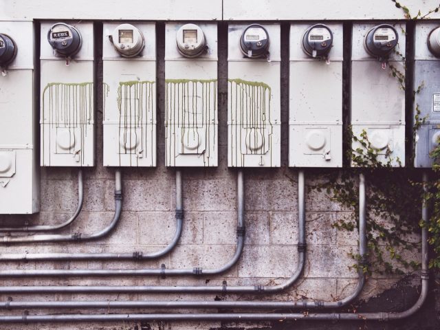 Puis-je changer de fournisseur d’électricité avec une dette ?