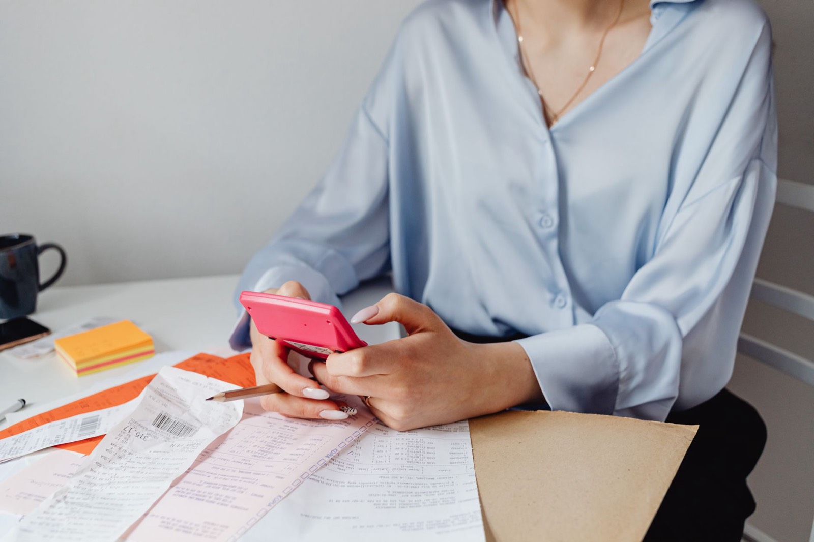Facture d'énergie et calculatrice sur une table, comparaison des tarifs