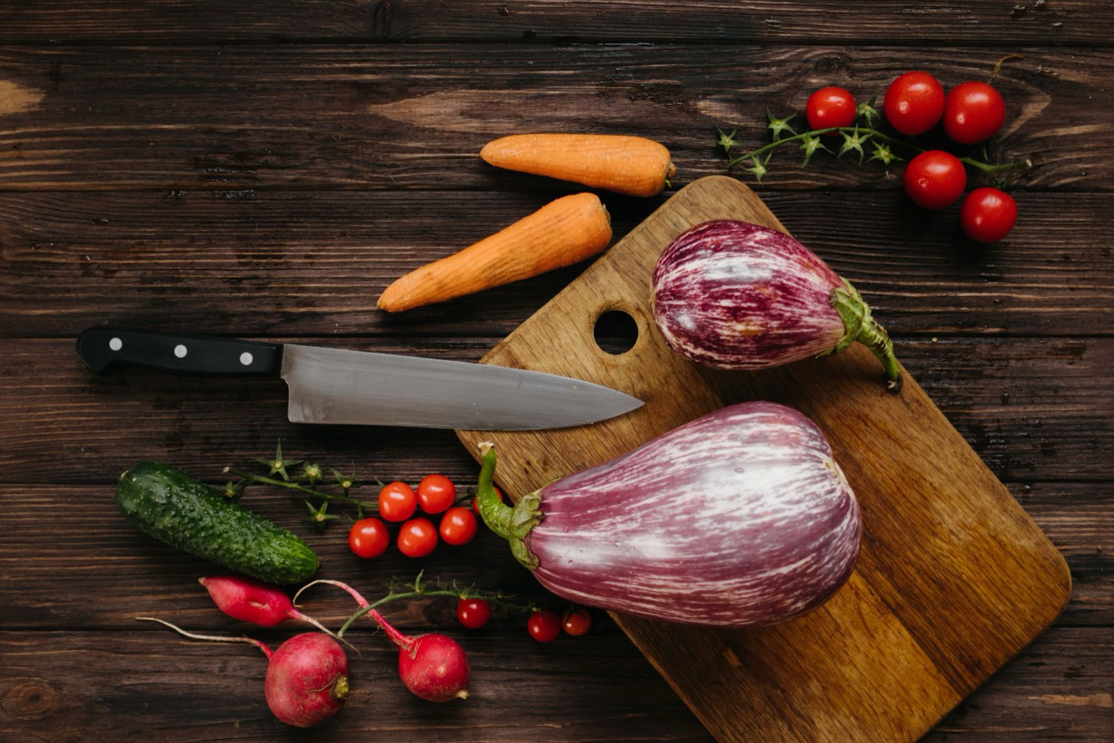 Légumes frais et riches en fibres posés sur une planche à découper