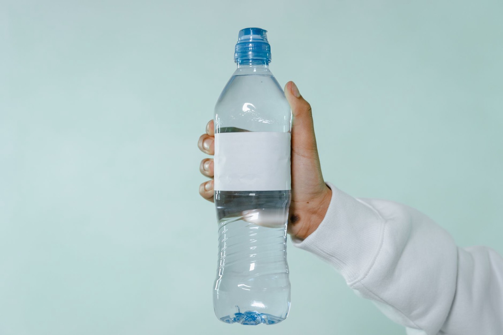 Bouteille d'eau en plastique avec étiquette, symbole de l'exposition quotidienne aux PFAS