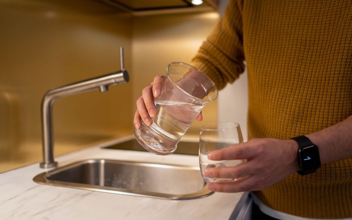 PFAS dans l'eau du robinet : ce qu'il faut savoir et vérifier