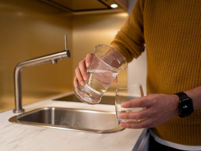 PFAS dans l&rsquo;eau du robinet : ce qu&rsquo;il faut savoir et vérifier