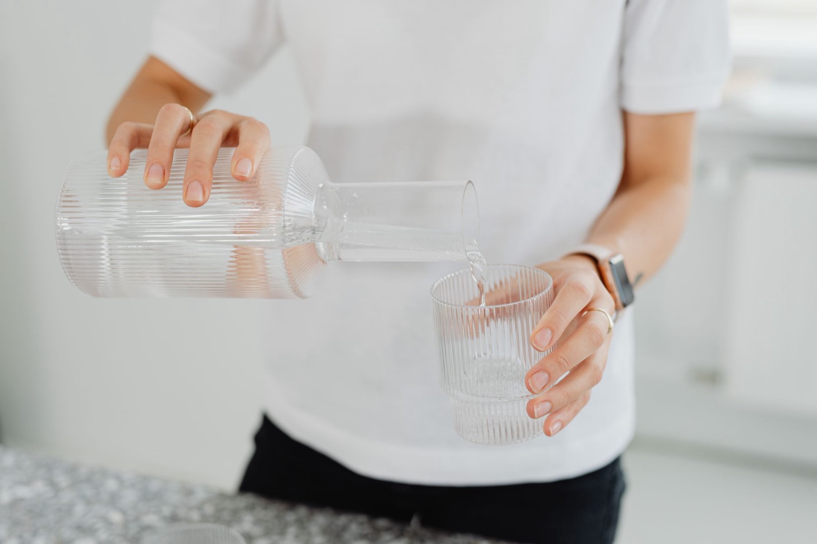 Carafe filtrante posée sur un plan de travail de cuisine