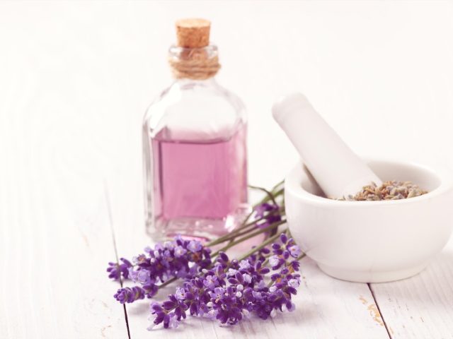 Pourquoi un parfum ne tient pas pareil sur deux peaux